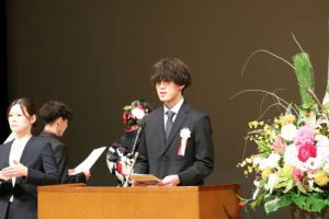 抱負を述べる新成人の様子