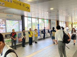 高校生あいさつ・交通マナー運動の様子