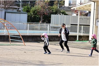 園庭で遊ぶ写真2