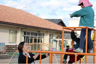 園庭で遊ぶ写真3