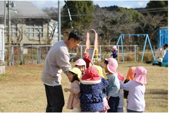 園庭で遊ぶ写真