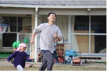 園庭でかけっこ写真