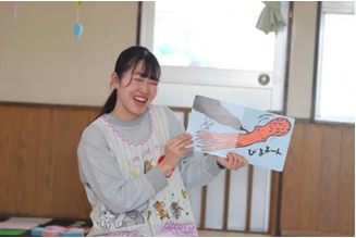 絵本読み聞かせ写真