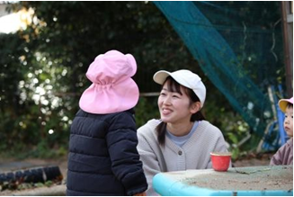 園庭で遊ぶ写真