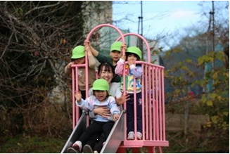 園庭で遊ぶ写真2