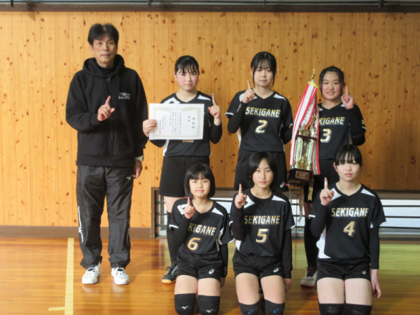 令和7年度倉吉市スポーツ少年団キッズバレーボールリーグ交流大会優勝チームの写真