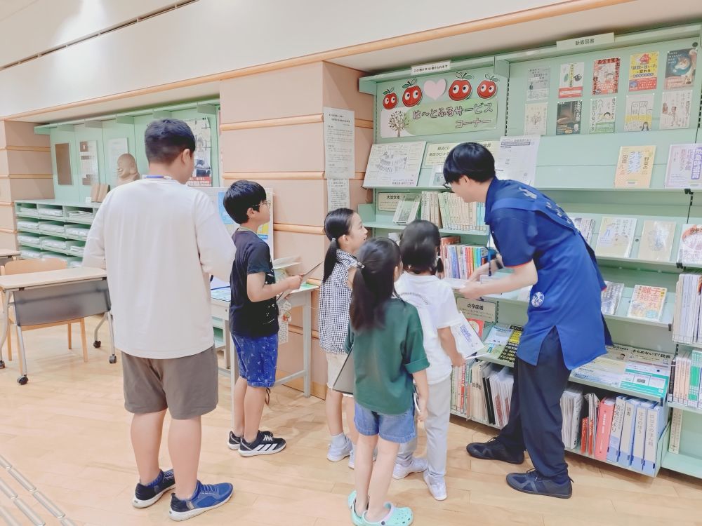 館内見学の様子　写真