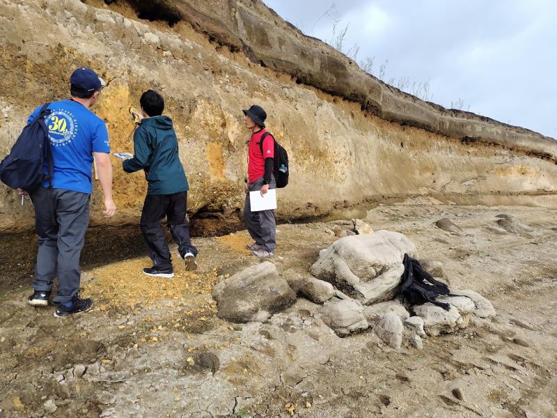 大山池に露出する火山灰層や軽石層
