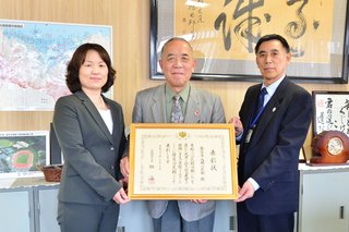 優良公民館表彰を受賞した倉吉市西郷公民館が、教育長に報告しました。